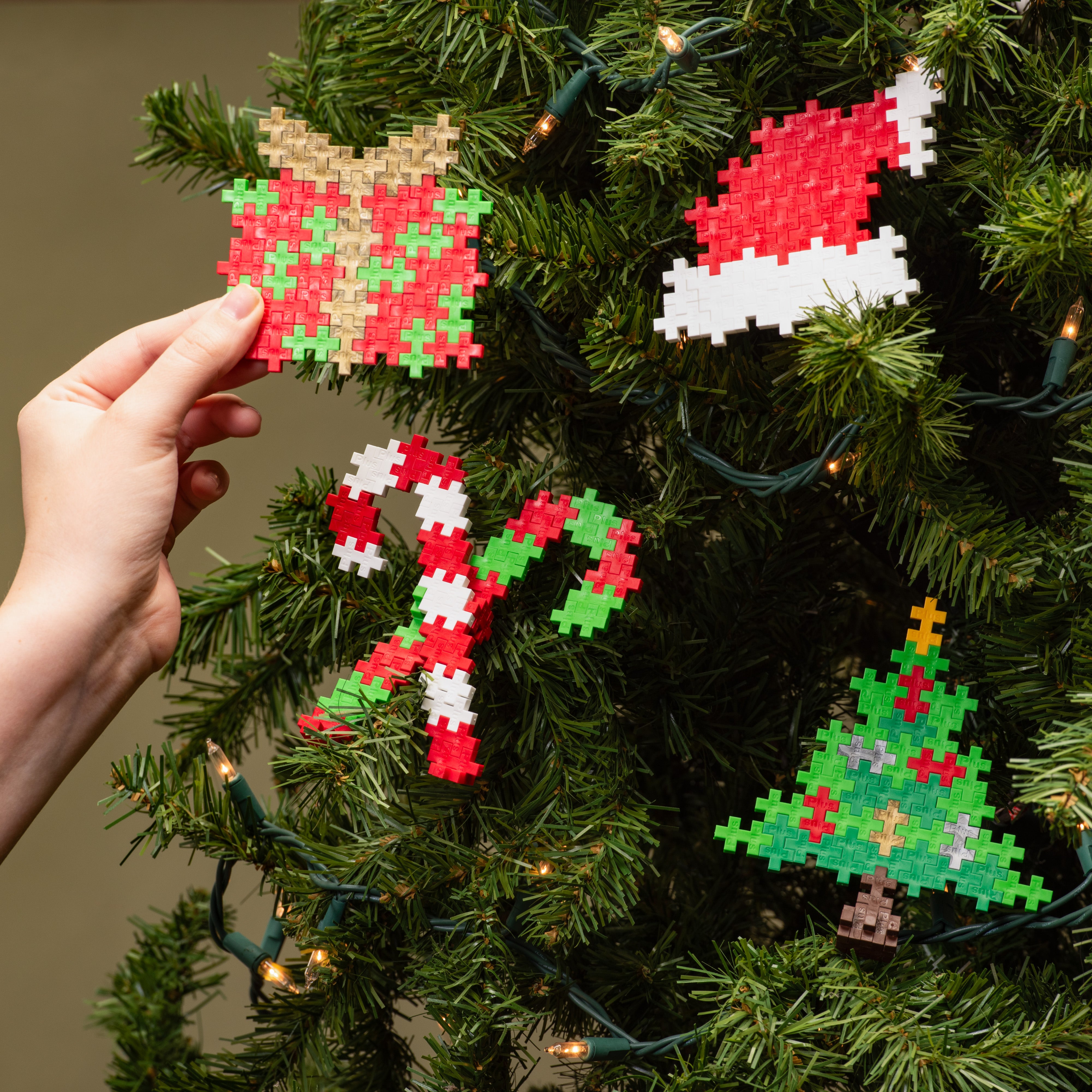クリスマス skullz Puzzle by Number® Holiday - 40 pc Santa Hat – Plus-Plus USA