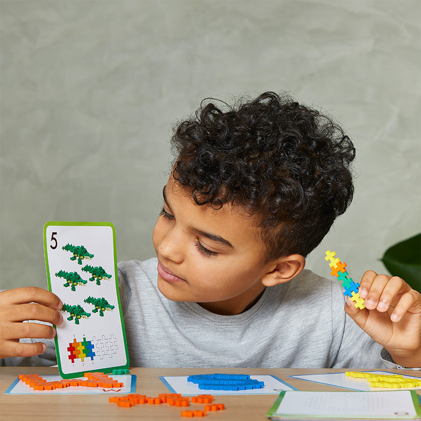 ABC & 123 Education Tub - 2000 pcs: boy holding a number 5 card and a small build